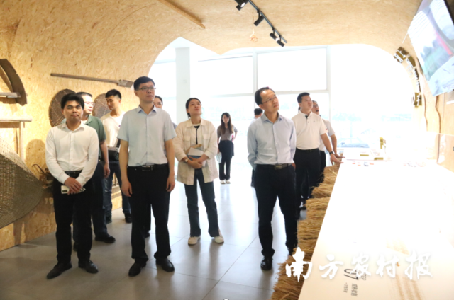 金秀县考察组一行到茂南城乡融合示范先行镇金塘镇考察油城墟综合开发项目建设情况。