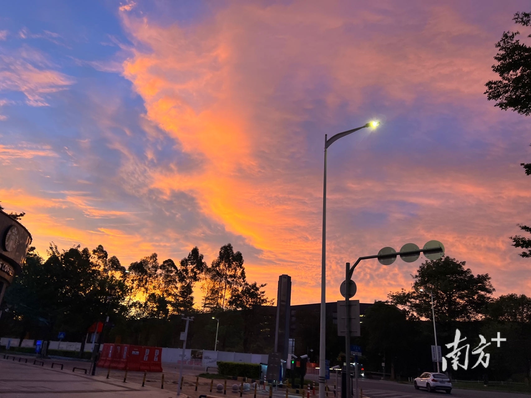 黄蔚玲晨跑时拍摄的朝霞。 受访者 供图 黄蔚玲晨跑时拍摄的朝霞。 受访者 供图