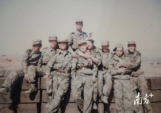 邱文庆（上）和战友。图/邱文庆