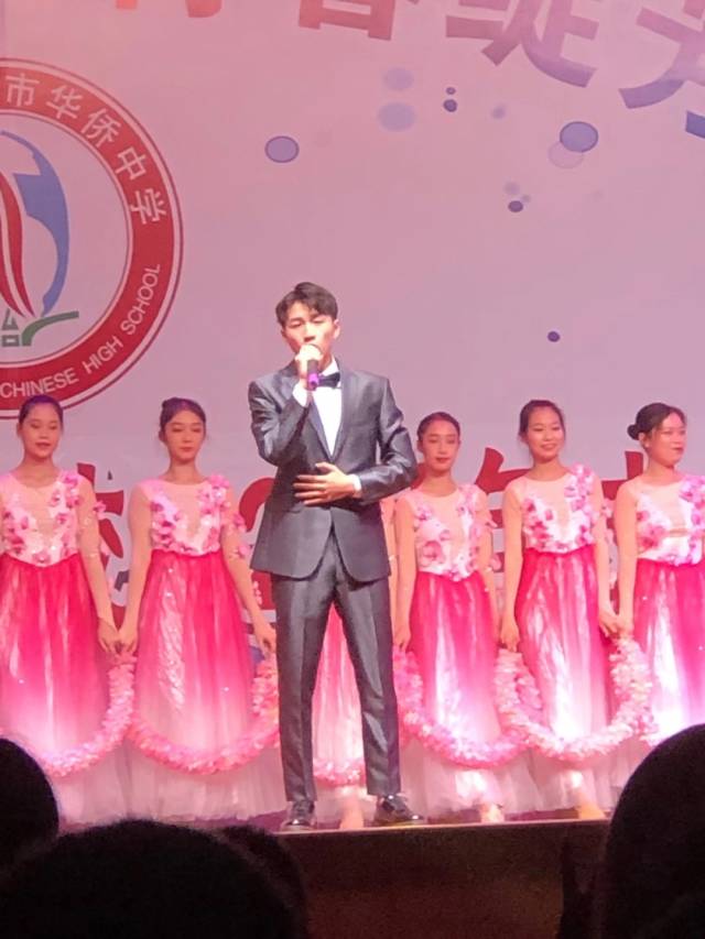 林靖辉在学校的演出。