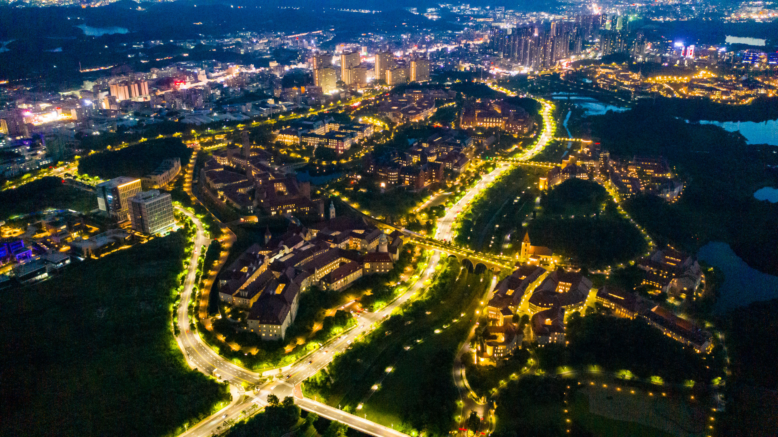松山湖华为溪流背坡村的日与夜。 松山湖华为溪流背坡村的日与夜。