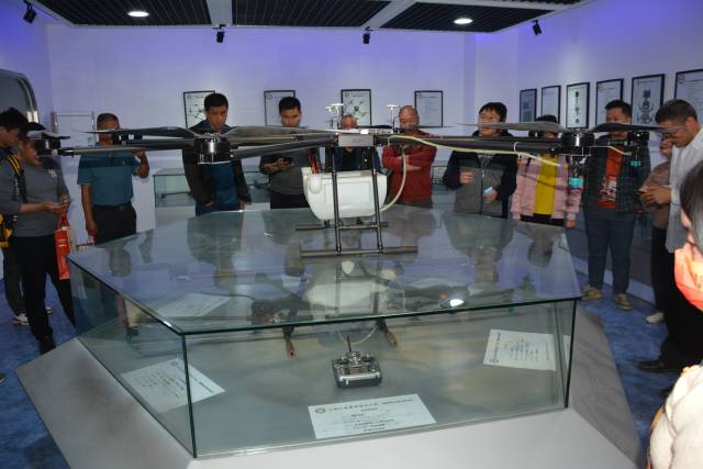 培训班学员参观仲恺实验室，该实验室主要从事无人机精准施药技术、低空遥感及农情信息采集与解析、基于北斗的航空施药辅助导航、“互联网+”精准农业航空平台建设等方面的研究工作。