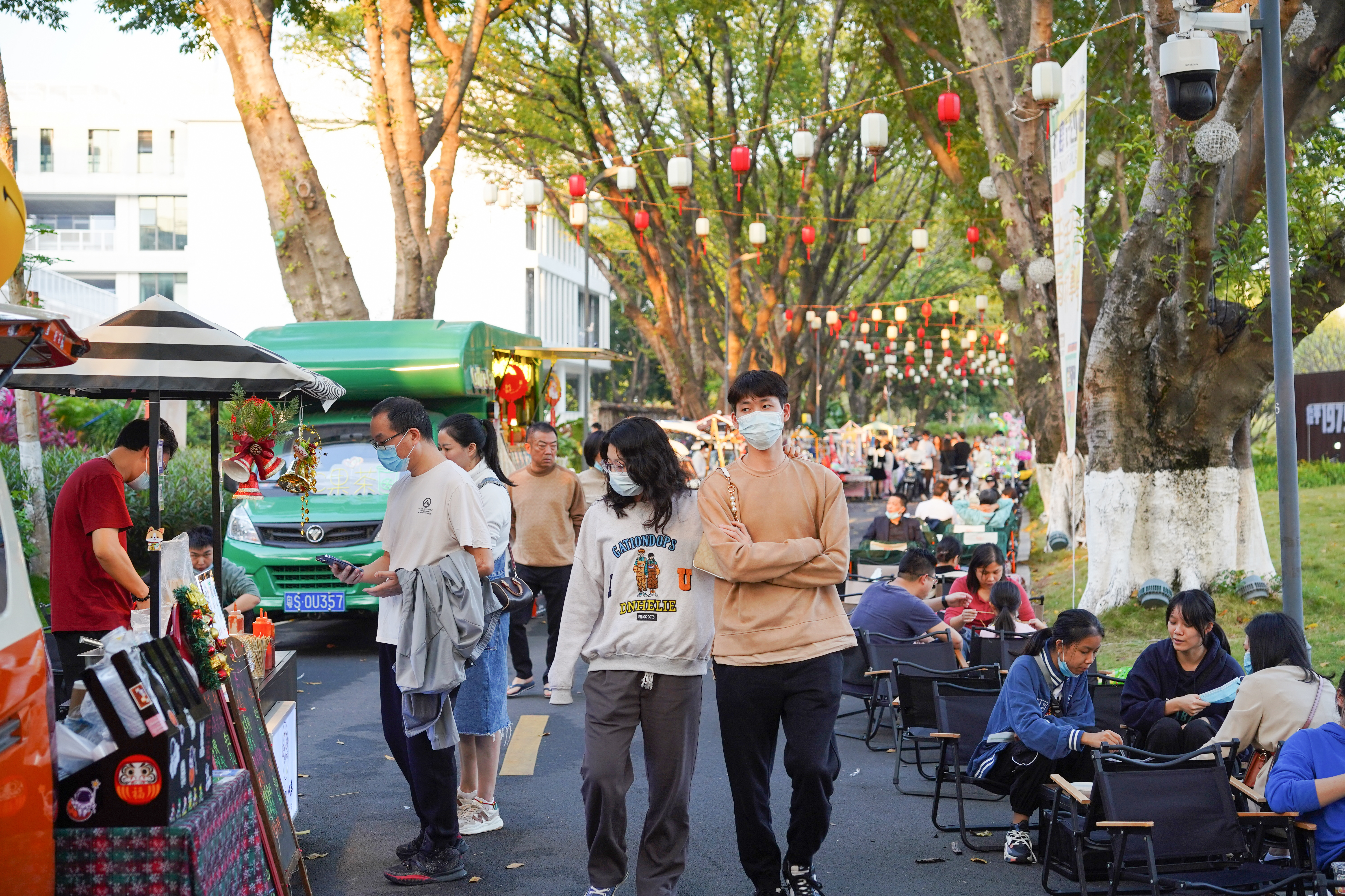 鳒鱼洲文创园内十分热闹。 鳒鱼洲文创园内十分热闹。