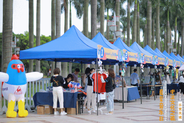 “乐赏凤城”2019中法文化之春——夏至音乐日活动现场，配套摊位引来众多市民围观。