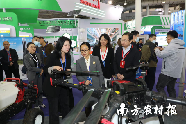 农业农村部对外经济合作中心李志平副主任（左二）视察广东展区。