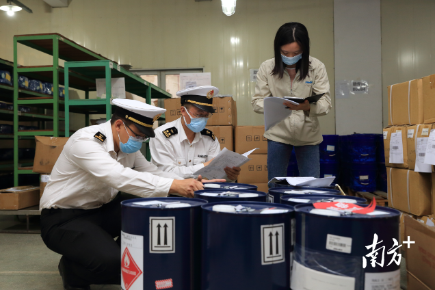 佛山海关关员对进口危化品进行检验。