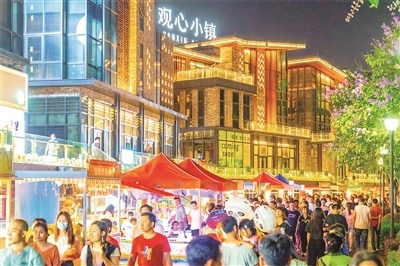 观心小镇夜经济活力十足，市民游客络绎不绝。