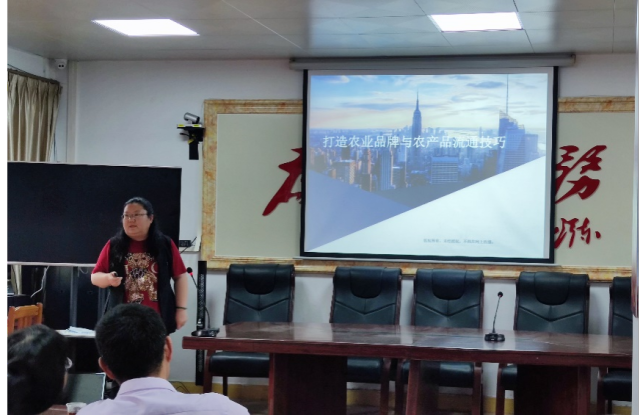 华南农业大学植物经济管理学院副教授赵汴现场培训。