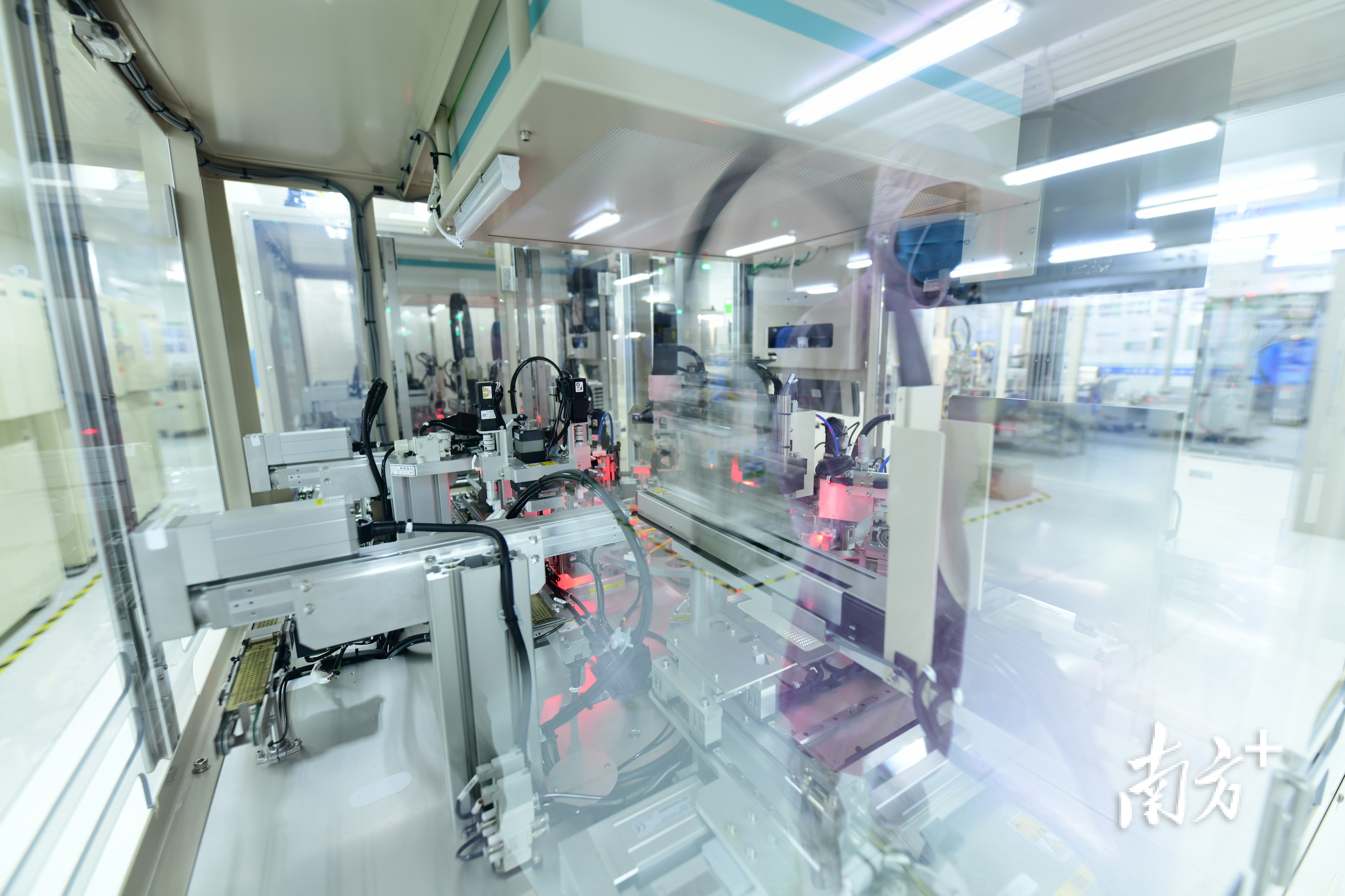 惠伦晶体的无人车间,生产设备可自动运转。李鄂 摄 惠伦晶体的无人车间,生产设备可自动运转。李鄂 摄