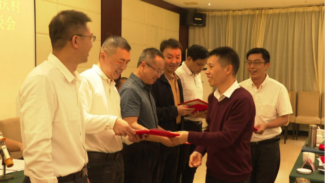 孙雨才为“双百”工作队颁发证书