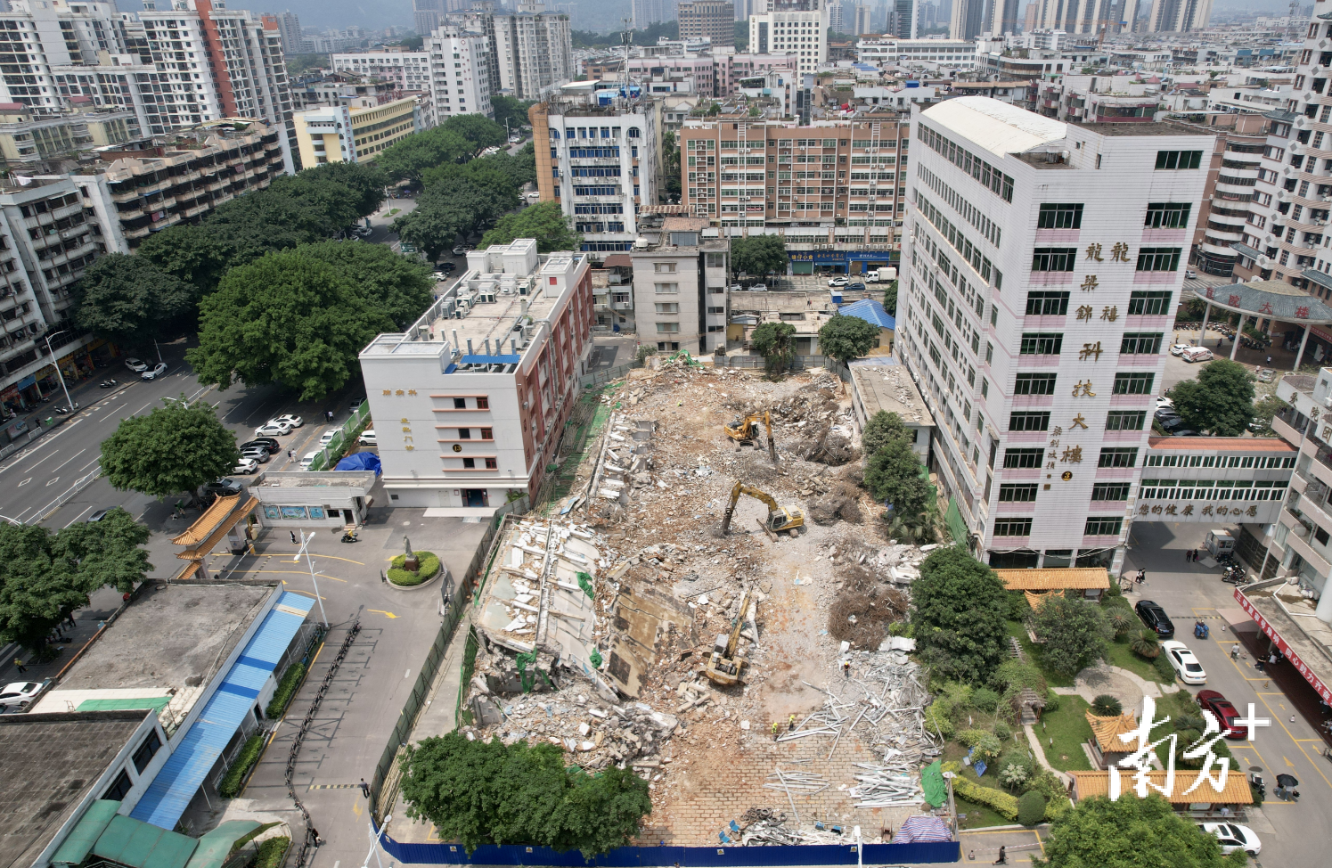 肇庆市中医院改扩建项目主体拆除完成90%。 通讯员 供图 肇庆市中医院改扩建项目主体拆除完成90%。 通讯员 供图