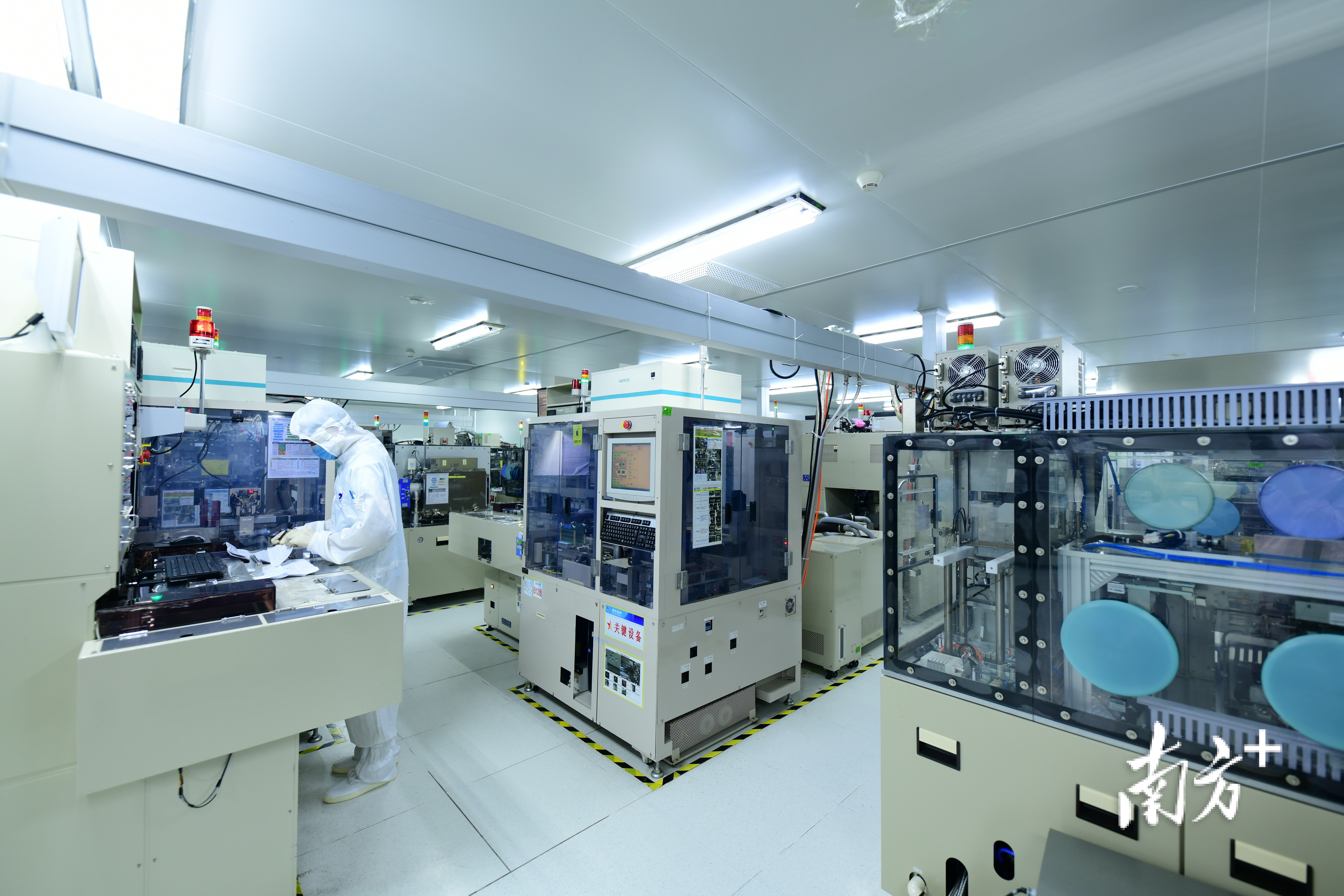 惠伦晶体的生产车间. 李鄂 摄