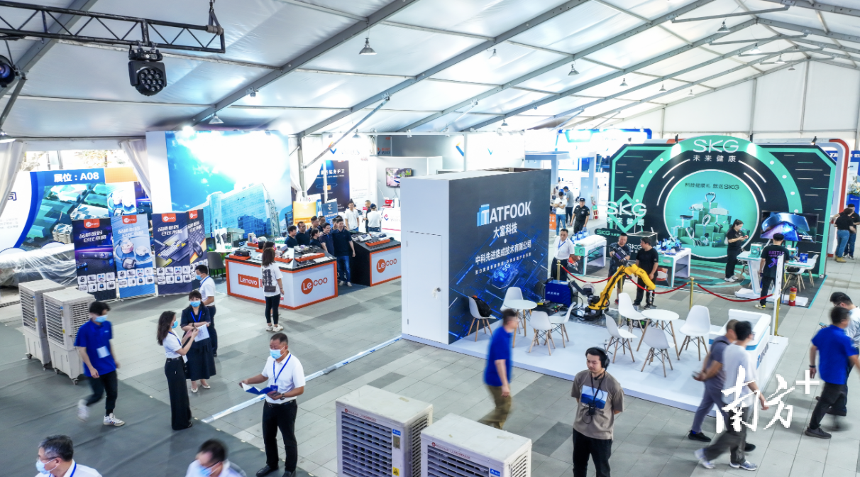 2023年东莞黄江招商大会会场展览区汇聚多家科创企业。李鄂 摄