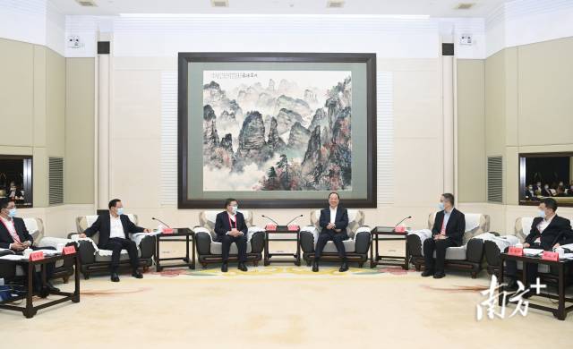 4月26日下午,省委书记黄坤明,省委副书记、省长王伟中会见参加金融助推广东高质量发展全面战略合作签约活动的20家全国性大型金融机构负责人。南方日报记者 王辉 肖雄 摄 4月26日下午,省委书记黄坤明,省委副书记、省长王伟中会见参加金融助推广东高质量发展全面战略合作签约活动的20家全国性大型金融机构负责人。南方日报记者 王辉 肖雄 摄