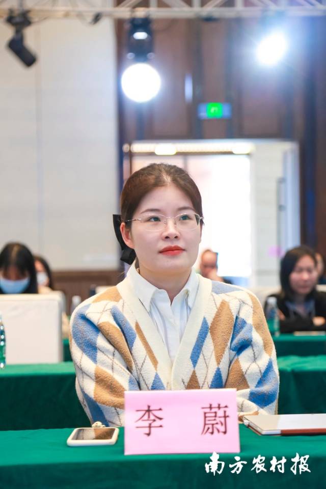 李蔚做“客家炒绿生产标准化及意义”主题演讲