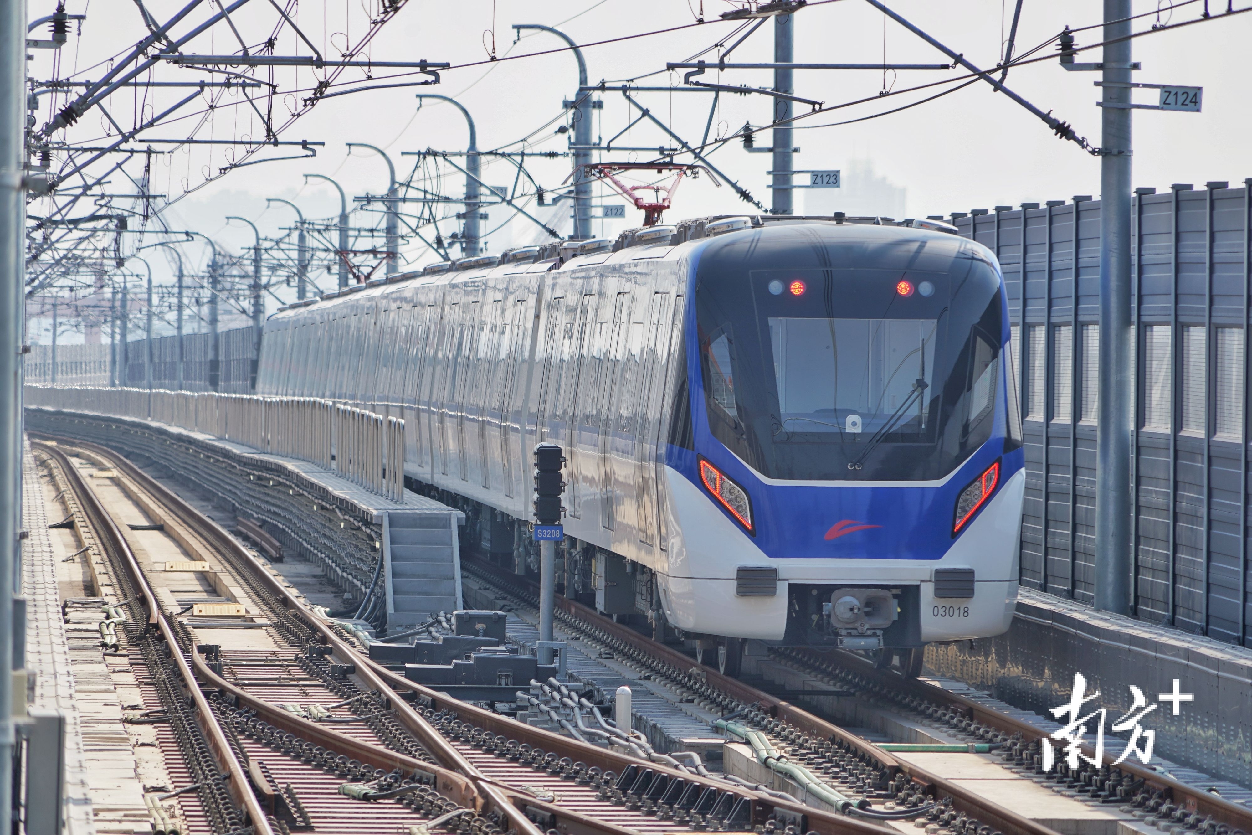 3号线开通，使佛山地铁进入组网运营的时代。南方日报记者戴嘉信 摄