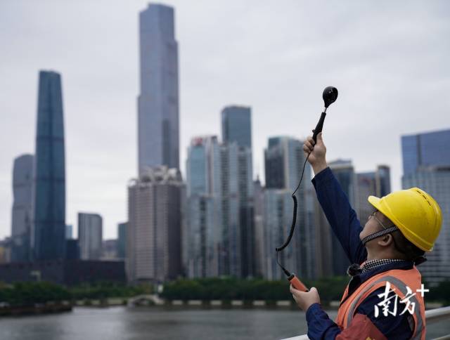 安全人員在珠江橋面測量風速，確保纜索上的同事在安全的環境下施工作業。