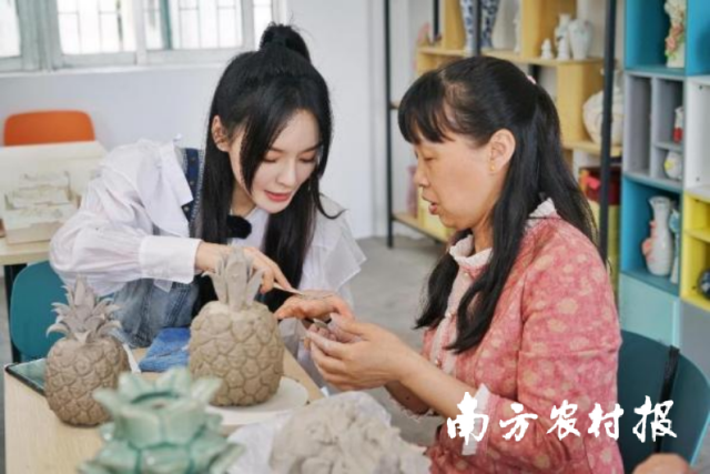 YY直播的艺人鱼闪闪在菠萝文化周活动现场直播。