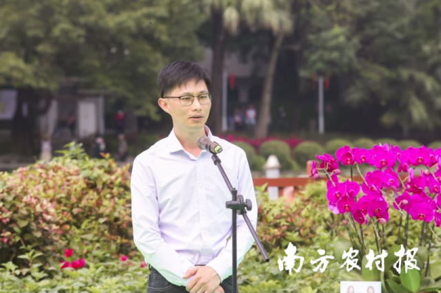 廣州市從化區(qū)農(nóng)業(yè)農(nóng)村局黨組成員,、副局長李斌峰做蘭花推介
