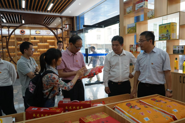 党委书记肖昕仔细考察公司生产的优质丝苗米产品。