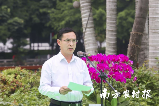 韶關(guān)市翁源縣人民政府副縣長李國洪做蘭花推介