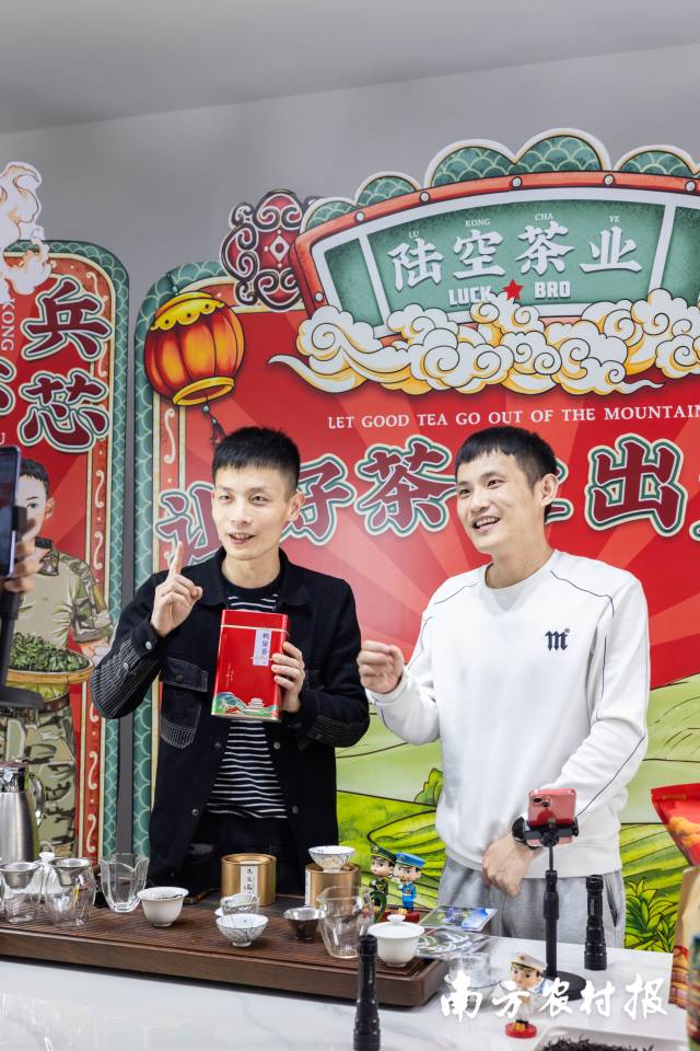 直播中的黄俊佳、黄佳龙。兄弟俩一个是陆军炮兵退役，一个是空军伞兵退役，创业路上兄弟合力，从“陆空兄弟”2人直播带货试水，到如今成立同名农业科技公司发展成12人团队，用时不到半年！