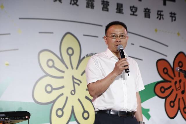 郁南县委副书记、县长张春海现场推介郁南无核黄皮与郁南特色旅游路线。