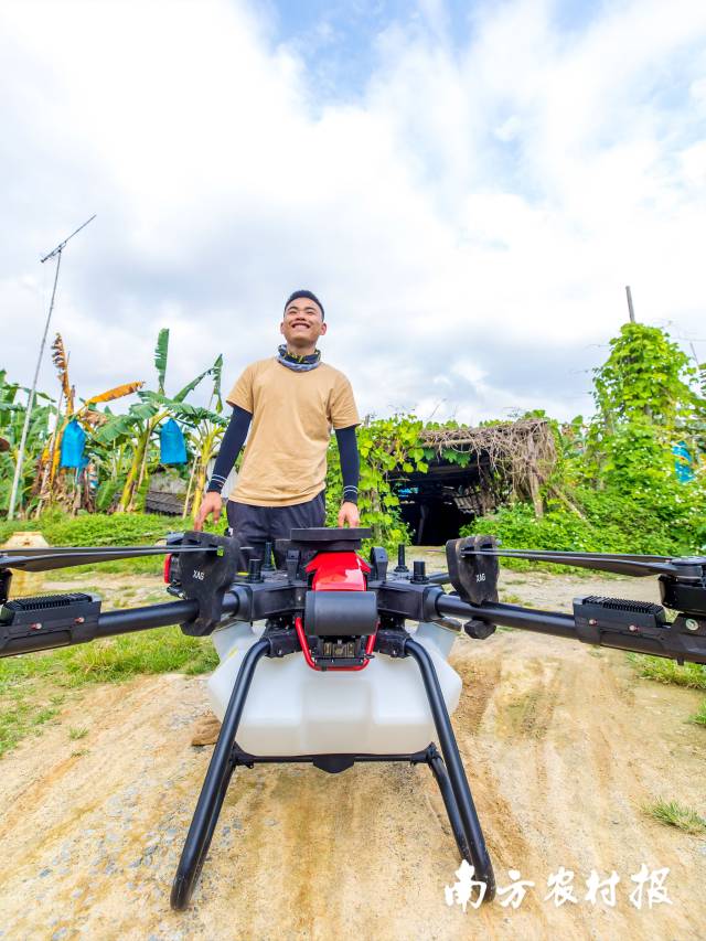 00后陈昊结束城市漂泊回到家乡清远，得益于农机社会化服务企业的广泛兴起，他于2020年开始受训成为一名“好玩很酷还赚钱”的植保飞手。