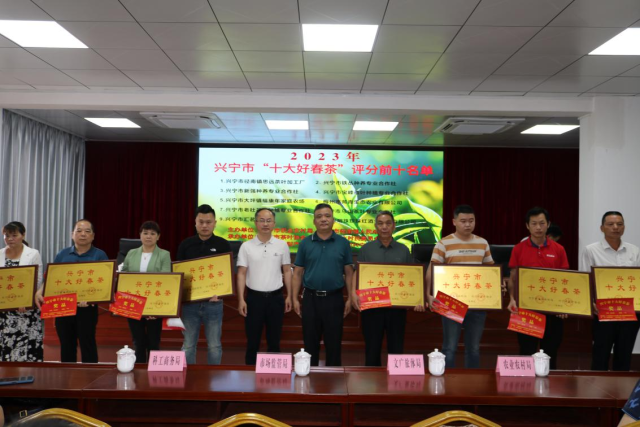 市农业农村局党组成员、总农艺师钟学文同志（左六），径南镇党委书记曾秋勇同志（左五）为获奖茶企颁奖并合影留念