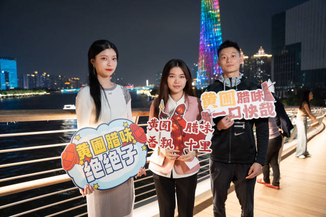 南方农村报主播淼淼（中）与网红博主“uki”（左）“健身兄弟”（右）齐为黄圃腊味点赞。