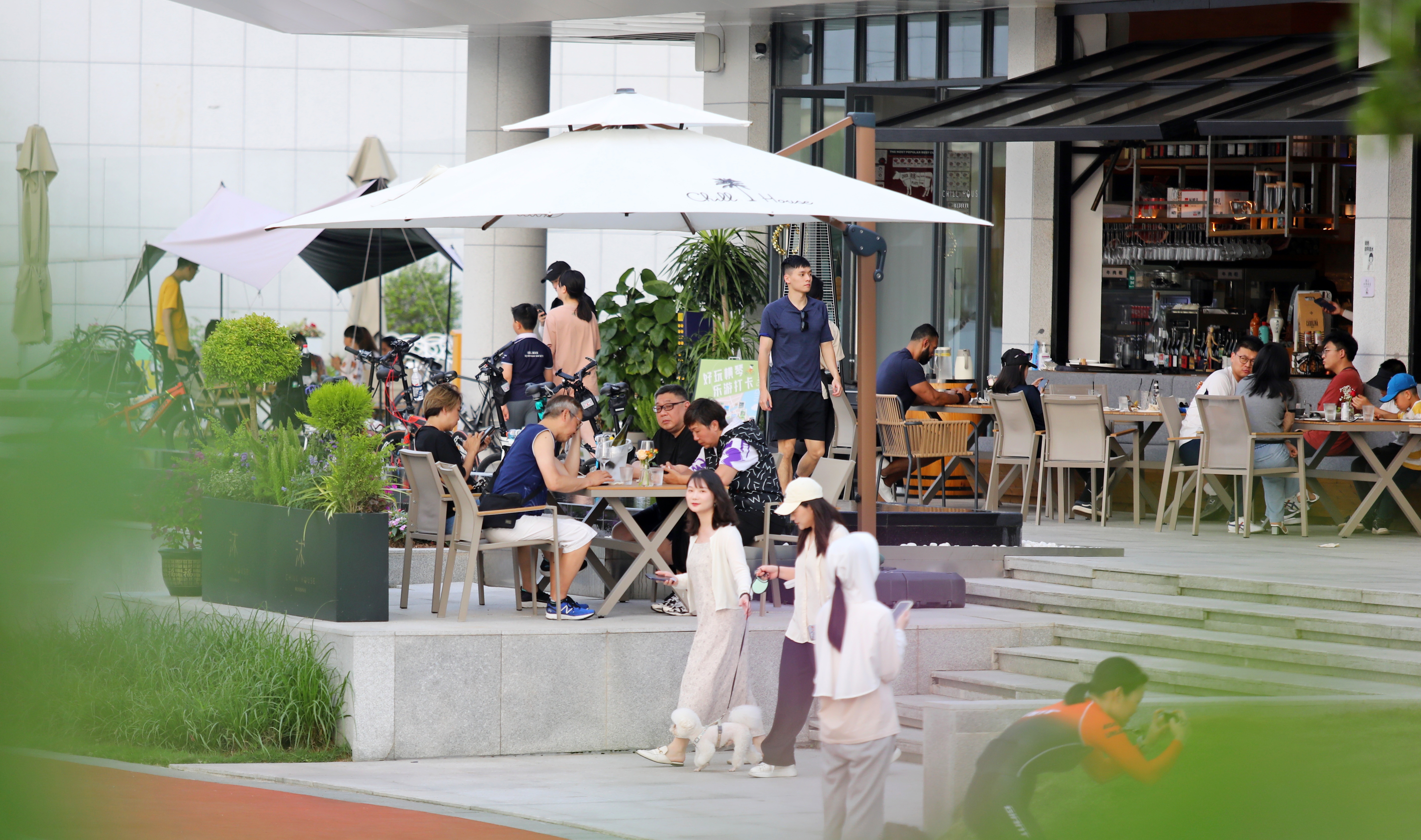 “五一”假期期间，横琴各大商圈、景点游客络绎不绝。