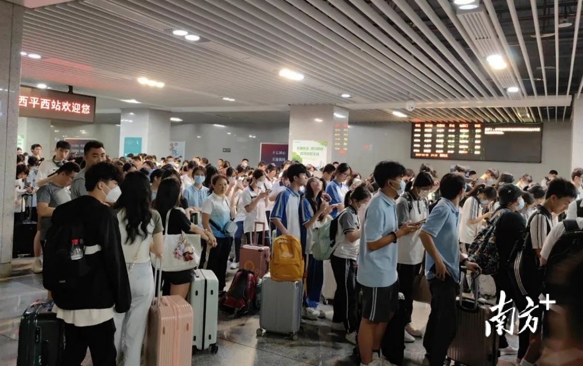东莞地铁2号线也持续迎来了高位客流量。