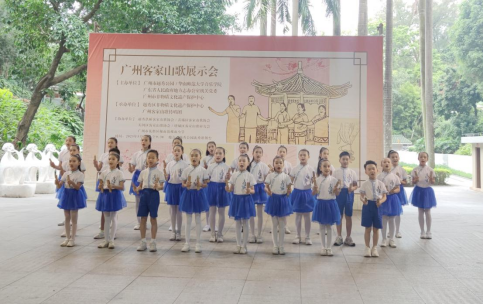 花都區(qū)梯面鎮(zhèn)小學(xué)客家山歌“娃娃傳唱隊”表演唱《少年強就國家強》（攝影：陳豪光）