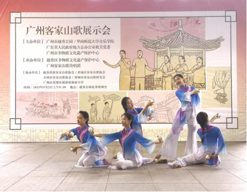 來自華南師范大學(xué)音樂學(xué)院的同學(xué)們表演客家杯花舞《請茶歌》（攝影：侯焯）