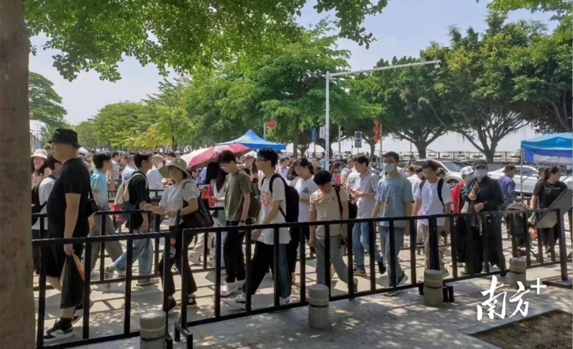 东莞市可园博物馆门口排起长龙。