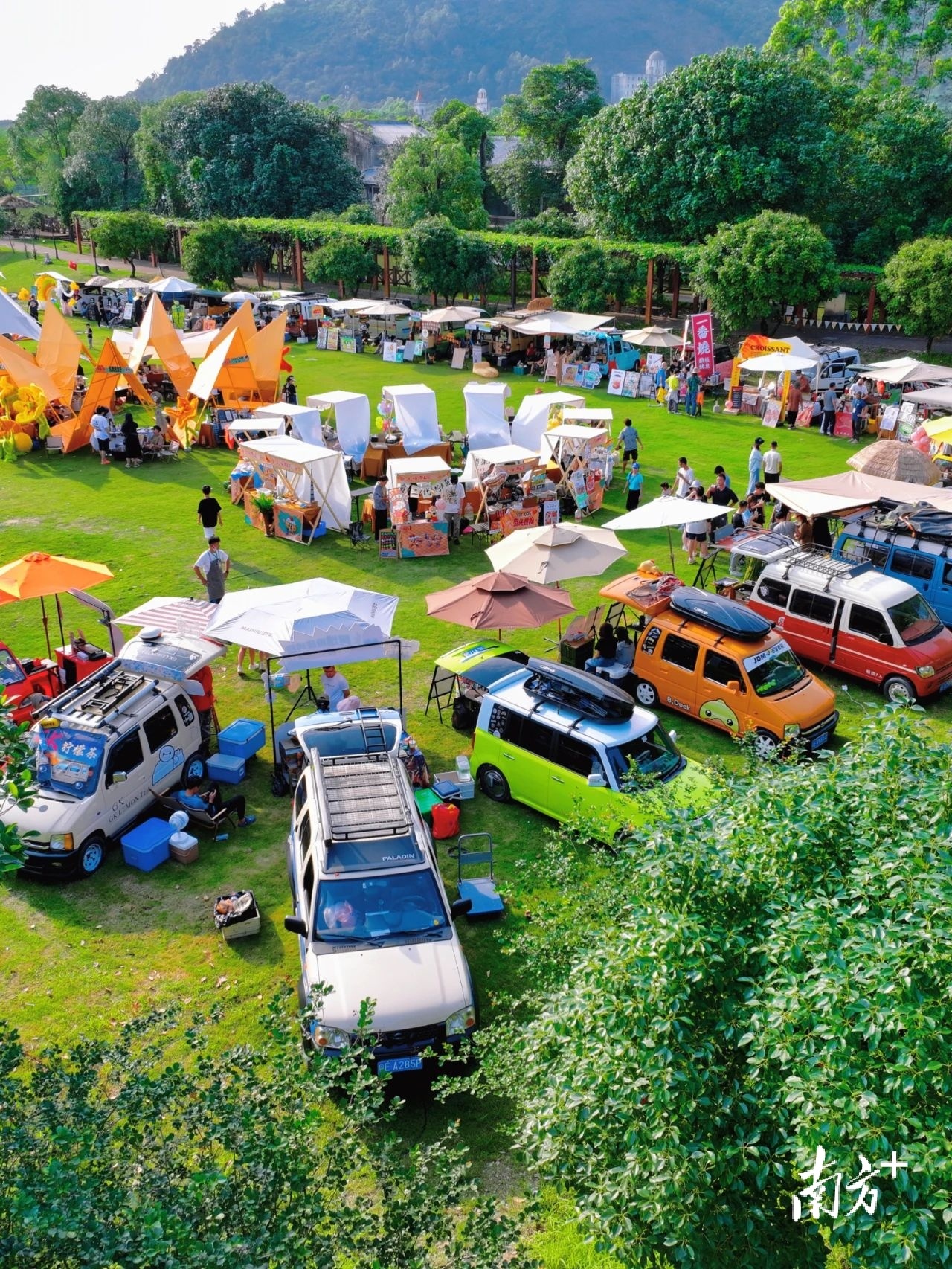 野食杂市在西樵山下万亩桑基鱼塘核心区域潮爆开营。 野食杂市在西樵山下万亩桑基鱼塘核心区域潮爆开营。
