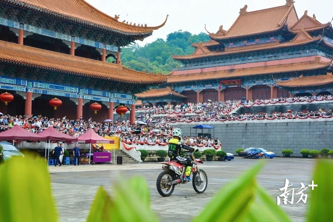 南海影视城“五一fun肆玩影视汽车特技节”震撼眼球。 南海影视城“五一fun肆玩影视汽车特技节”震撼眼球。