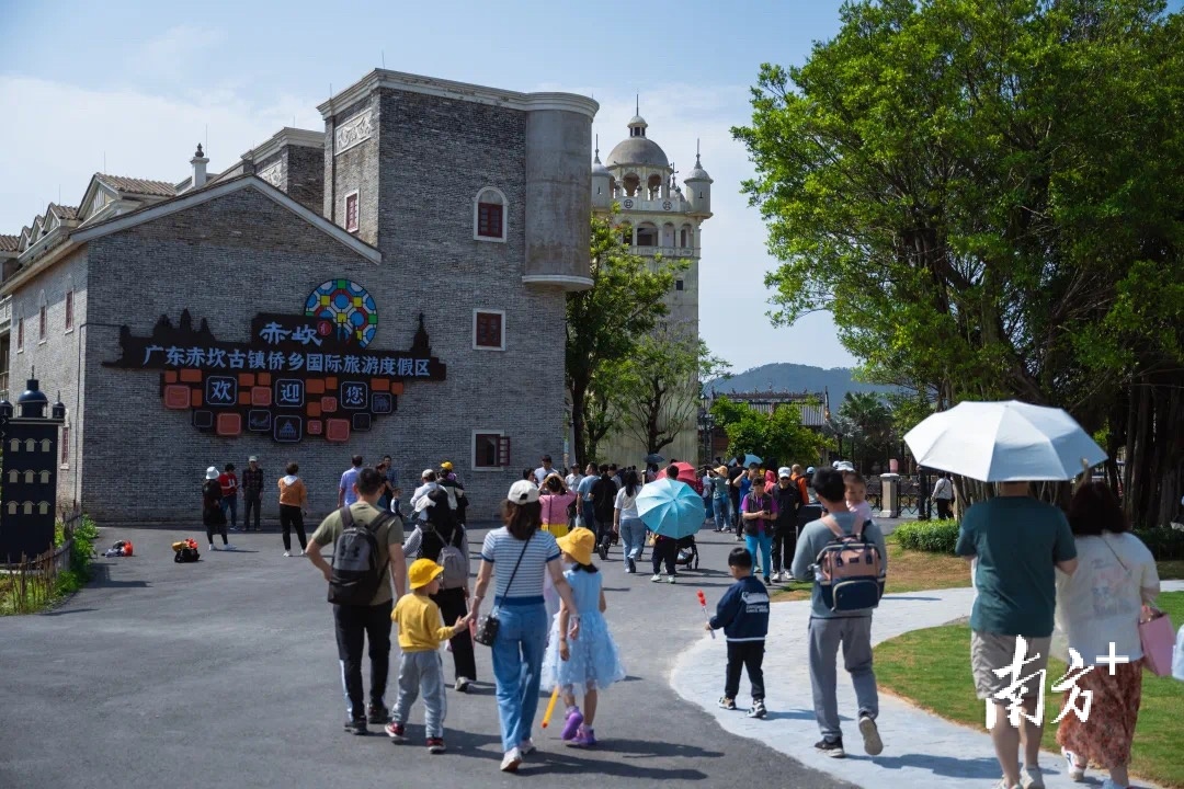 在赤坎华侨古镇,趣“侨”赤坎主题活动气氛热烈。来源:开平赤坎古镇 在赤坎华侨古镇,趣“侨”赤坎主题活动气氛热烈。来源:开平赤坎古镇