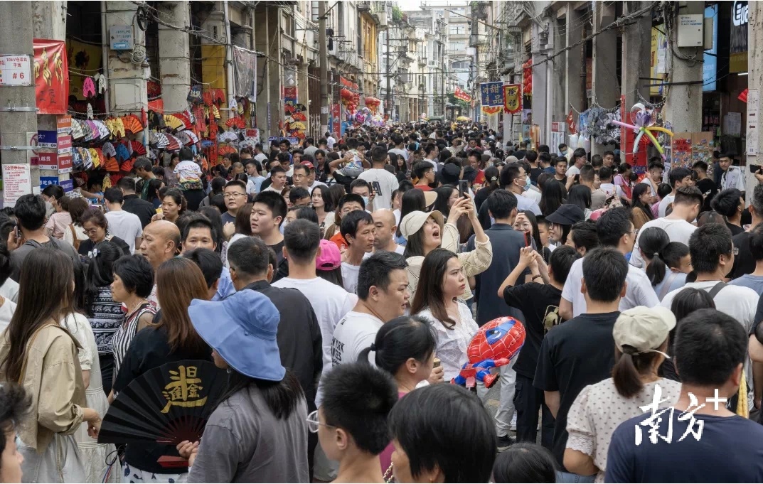 “狂飙游”持续火爆。周华东 摄 “狂飙游”持续火爆。周华东 摄