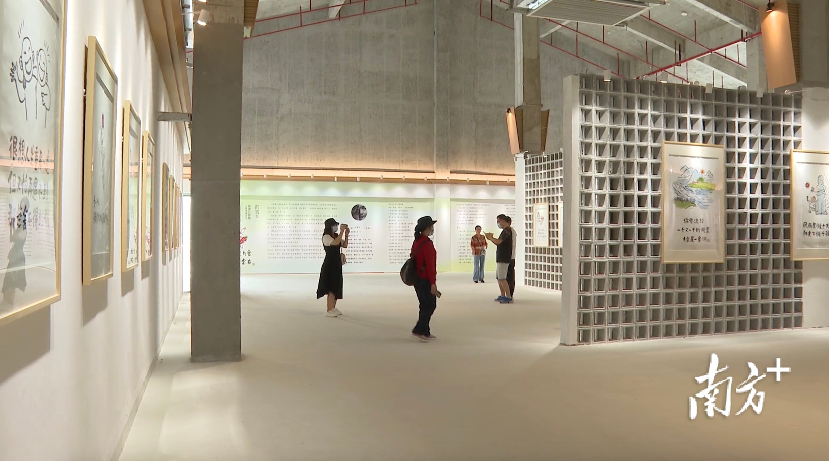 180多幅画作让过往旅客耳目一新,旅途的疲惫一扫而光。