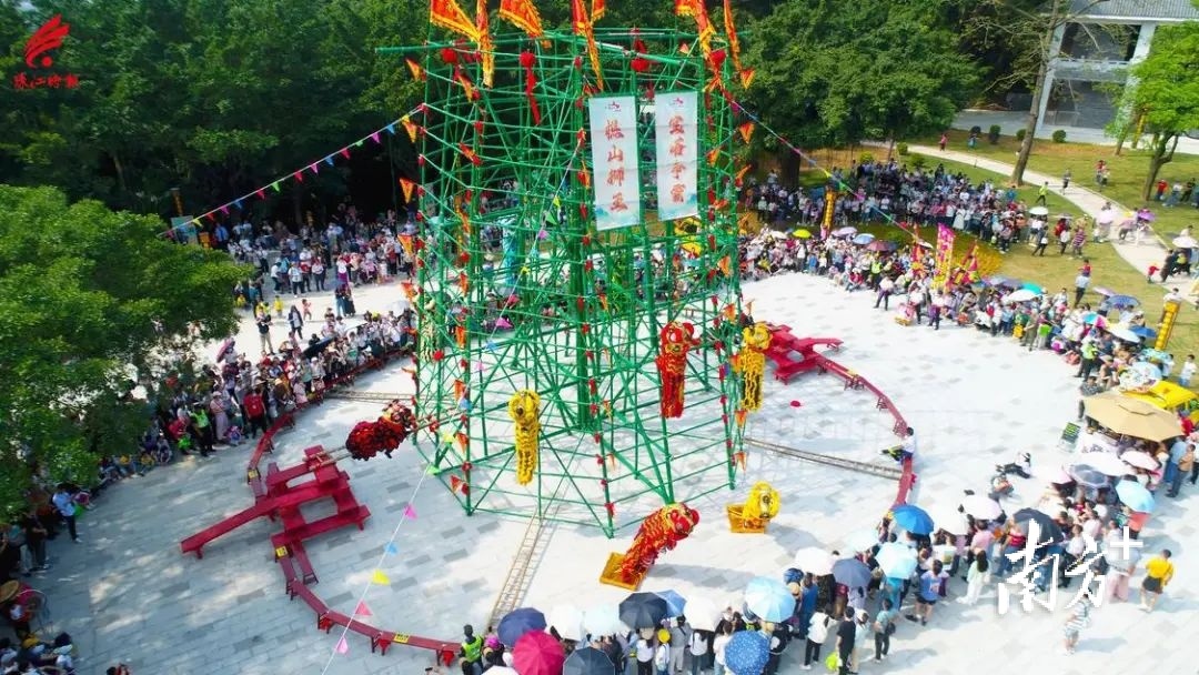 西樵山天湖公园上演“宝塔争霸”。 西樵山天湖公园上演“宝塔争霸”。