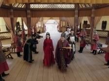 冯宝为冼英挡剑受伤，两人荧屏首次握手｜在+看剧⑦