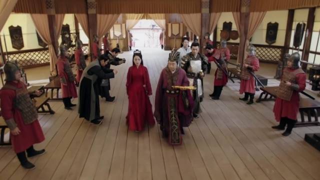 冯宝为冼英挡剑受伤，两人荧屏首次握手｜在+看剧⑦