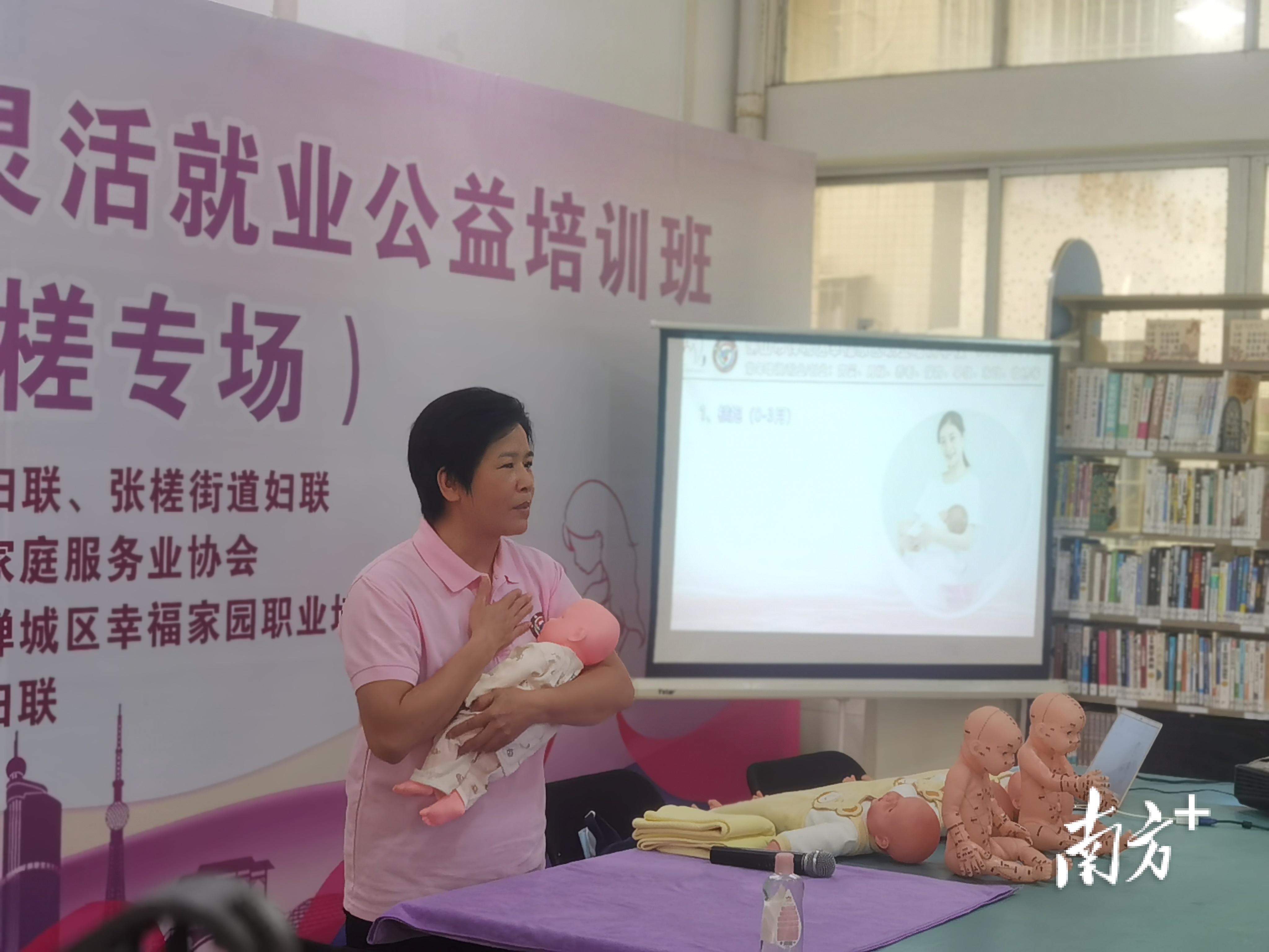 指导老师在做示范。阎锋 摄