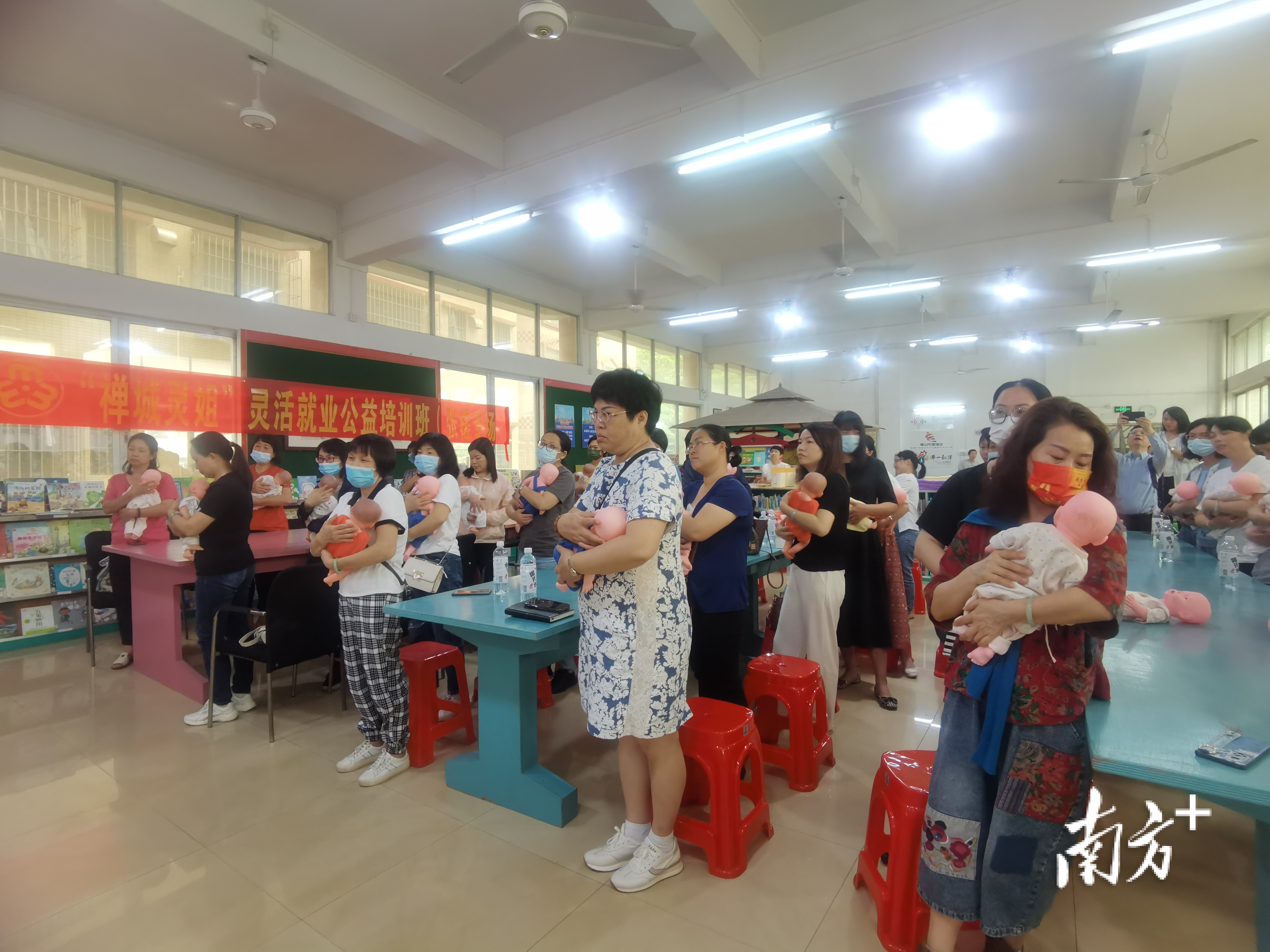 培训内容包括婴幼儿生长发育基础知识、婴幼儿常见疾病的家庭护理、婴幼儿抚触训练和科学盥洗技巧等。阎锋 摄