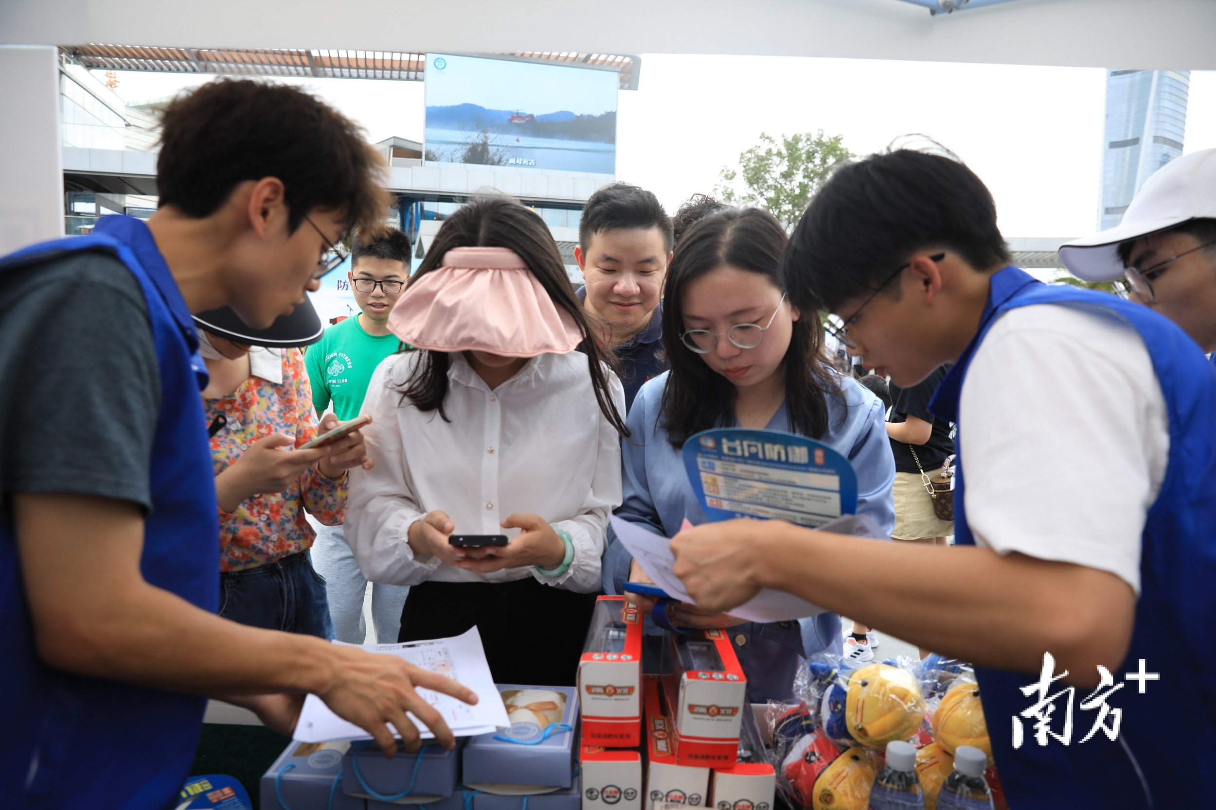 丰富有趣的互动活动吸引了市民积极参与。 丰富有趣的互动活动吸引了市民积极参与。