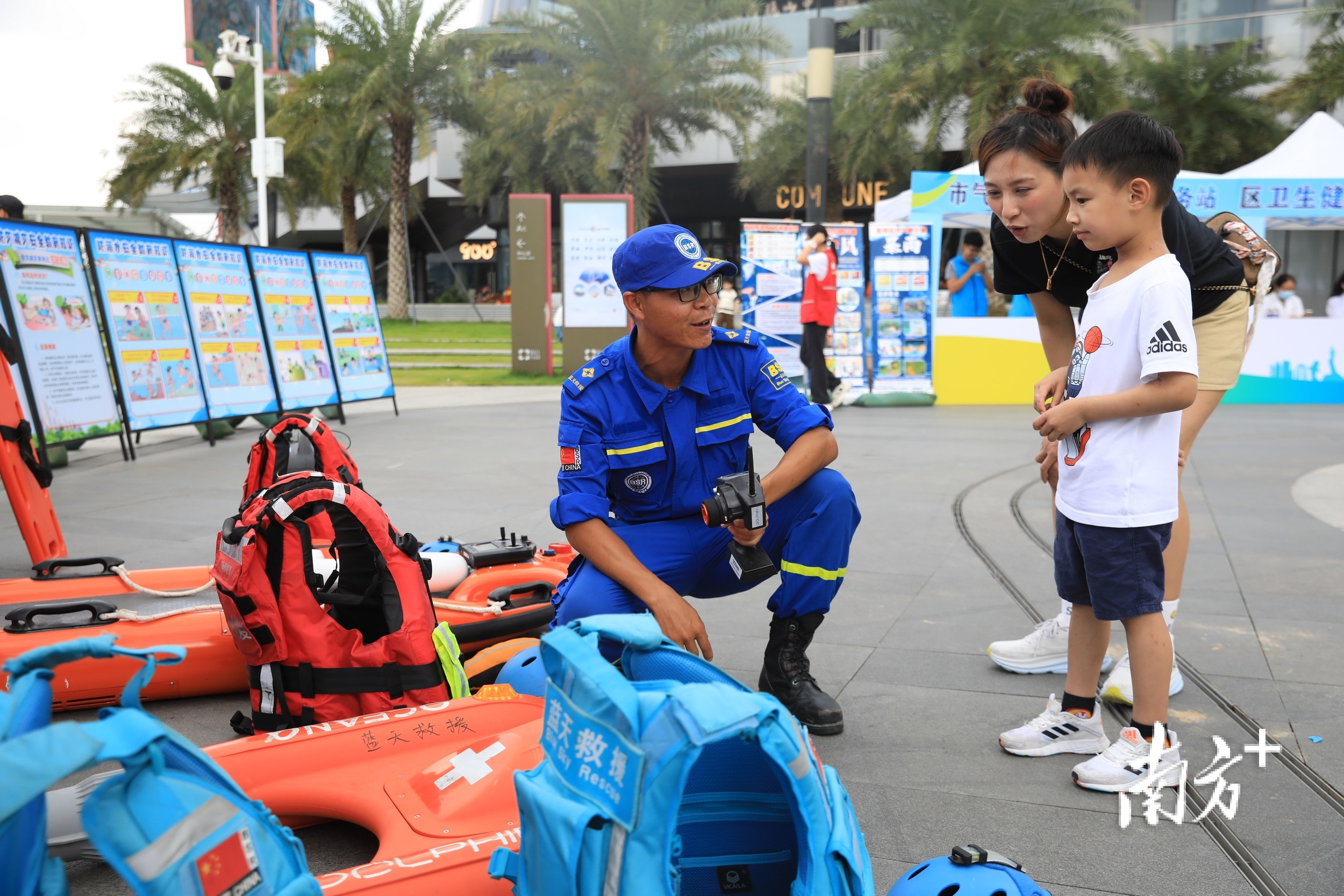 目前金湾区已成功入选首批省级安全发展示范试点,图为工作人员为市民普及防灾减灾知识。 目前金湾区已成功入选首批省级安全发展示范试点,图为工作人员为市民普及防灾减灾知识。