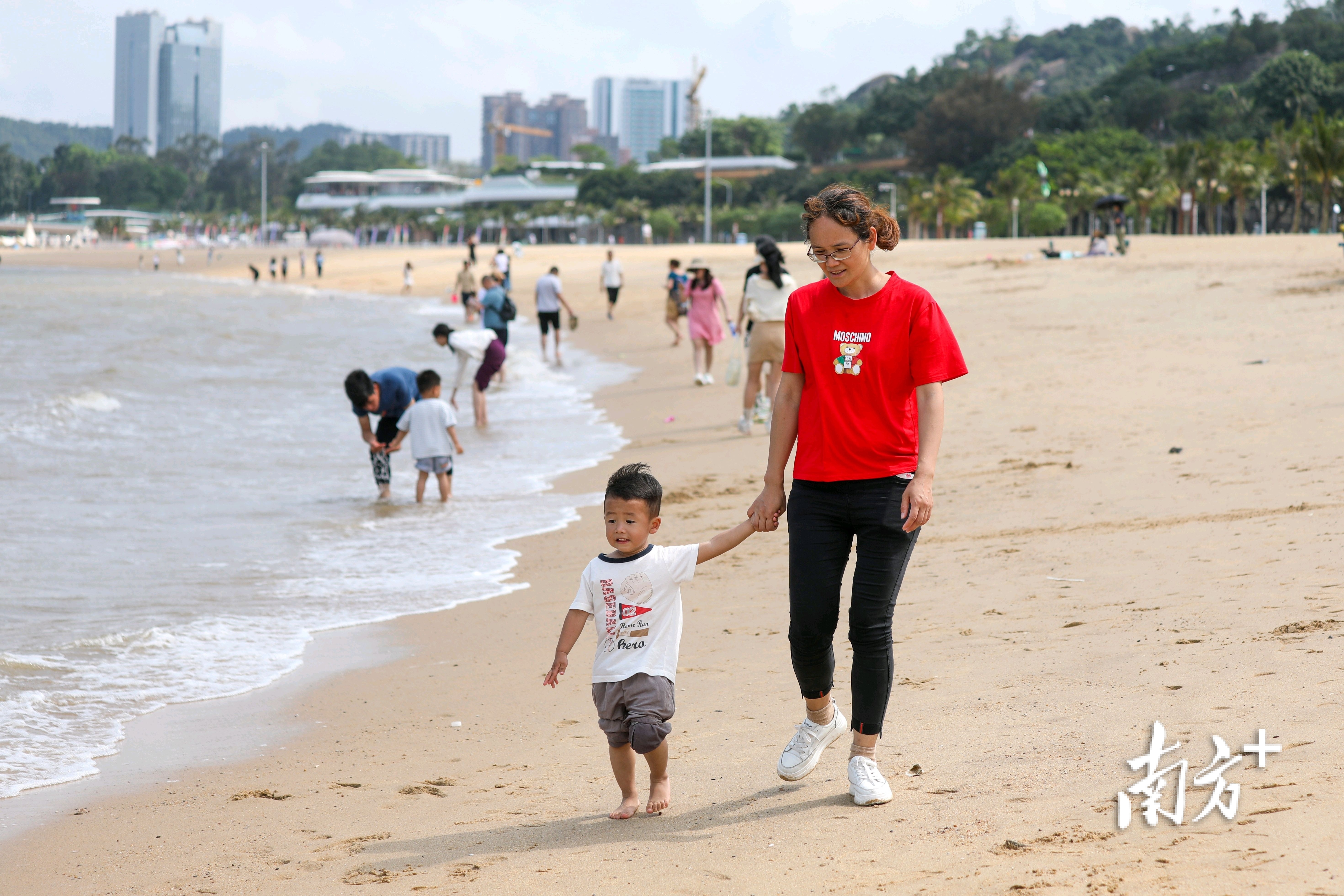 游客在沙滩上吹着海风,沐浴阳光。 游客在沙滩上吹着海风,沐浴阳光。