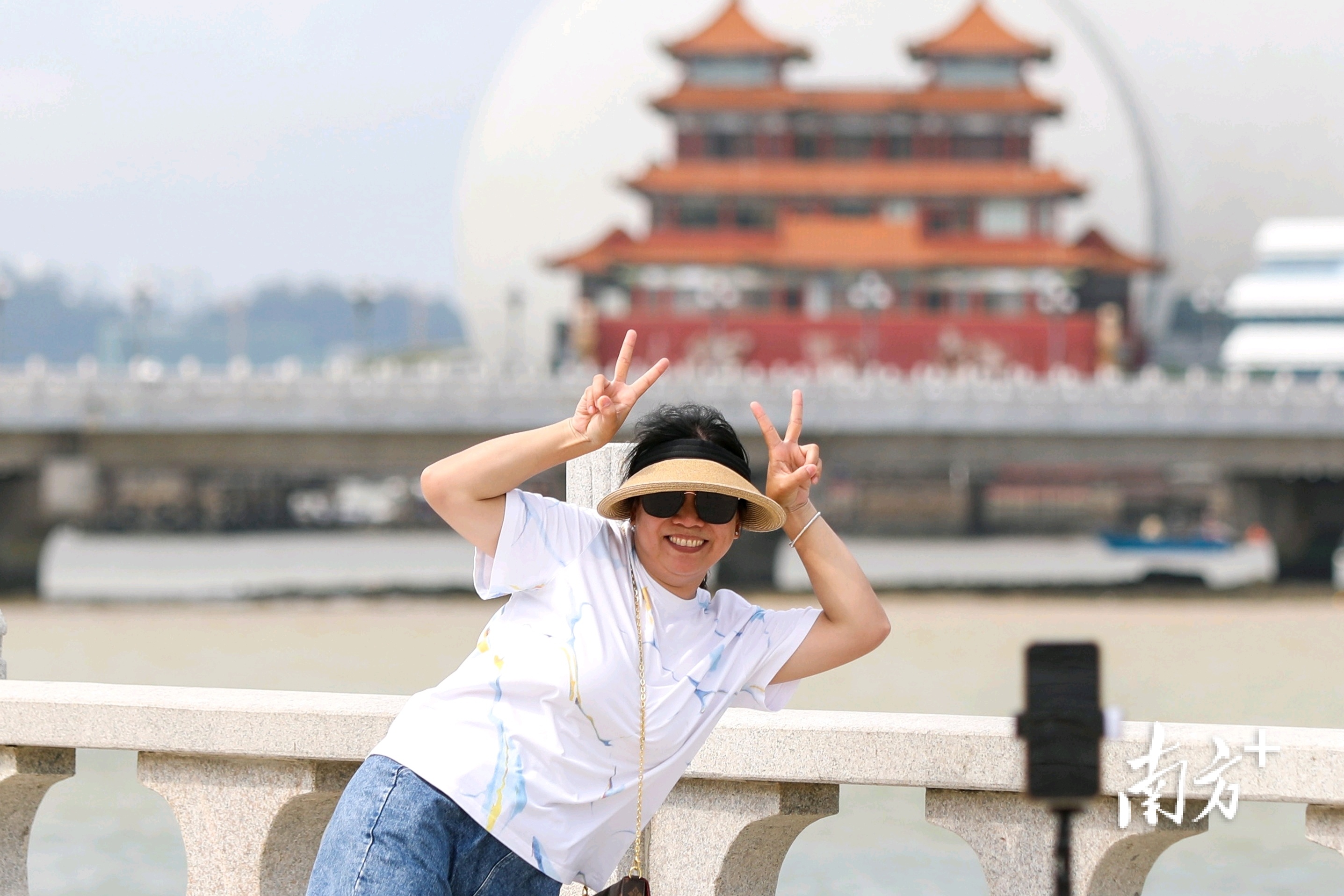游客与重叠的大贝壳、得月坊地标自拍。 游客与重叠的大贝壳、得月坊地标自拍。
