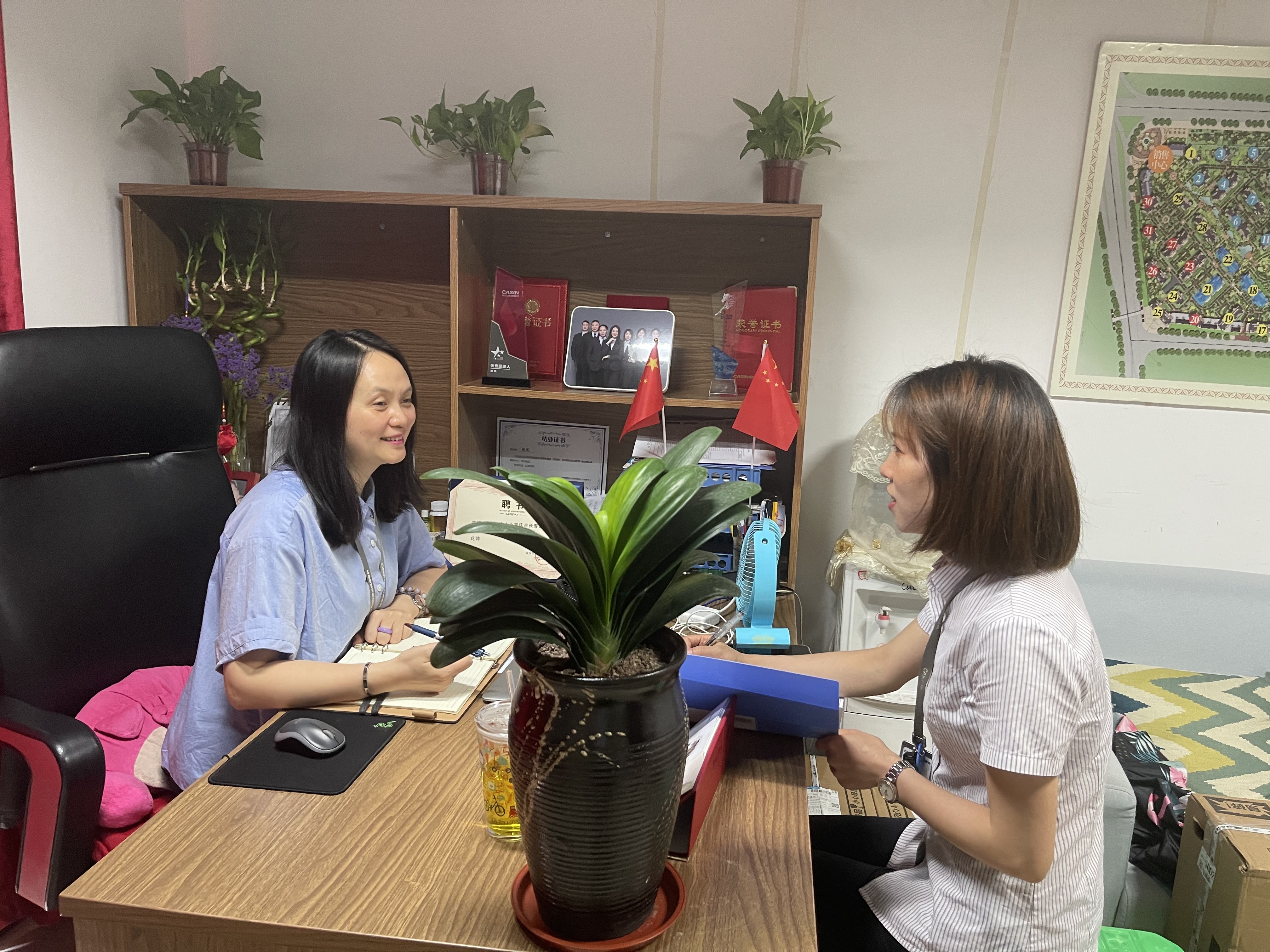 刘凤正与团队成员沟通工作。